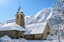 Saint Sorlin d'Arves - kerk met uitzicht op de bergen